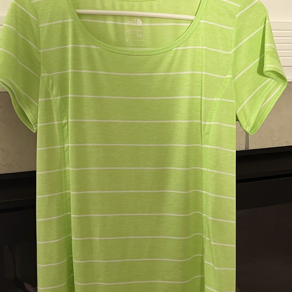 Women’s Northface t shirt, never worn